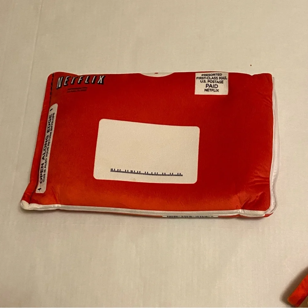 Official Netflix Movie Night Popcorn Blanket & Netflix Logo Pillow Cover Set - Picture 6 of 12